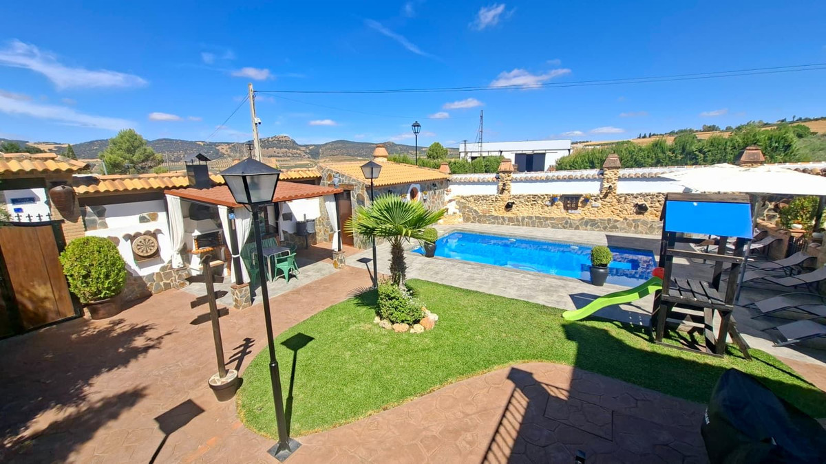 6 Bed Townhouse for sale in Arriate Costa Del Sol, Málaga, Spain