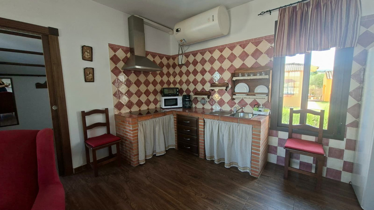 6 Bed Townhouse for sale in Arriate Costa Del Sol, Málaga, Spain