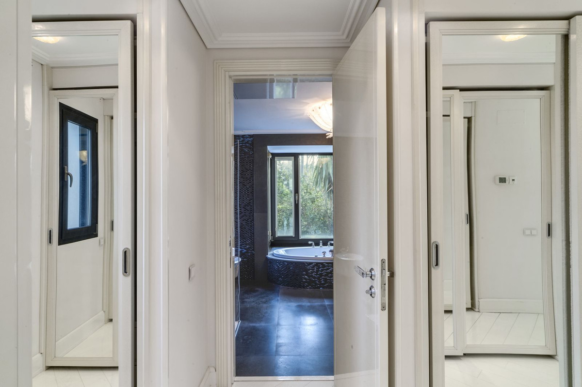 Se vende Villa - Chalet de 6 dormitorios en Costa Del Sol, Málaga, España