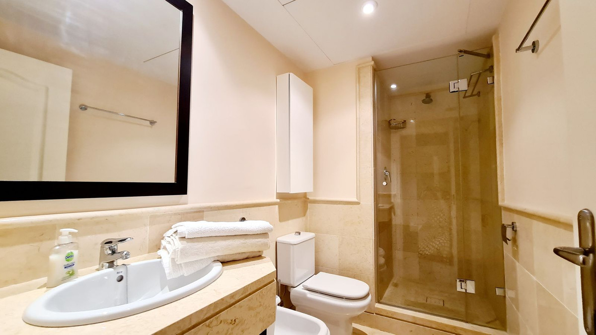 Se vende Apartamento Planta Media de 2 dormitorios en Costa Del Sol, Málaga, España