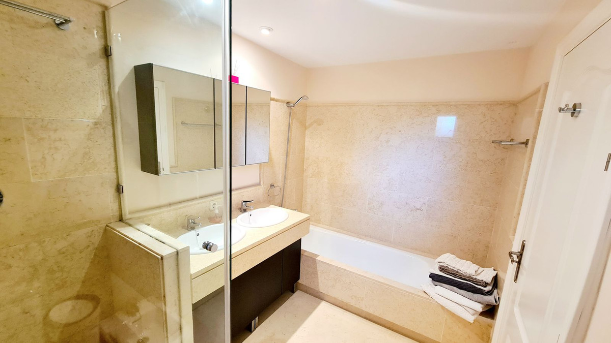 Se vende Apartamento Planta Media de 2 dormitorios en Costa Del Sol, Málaga, España