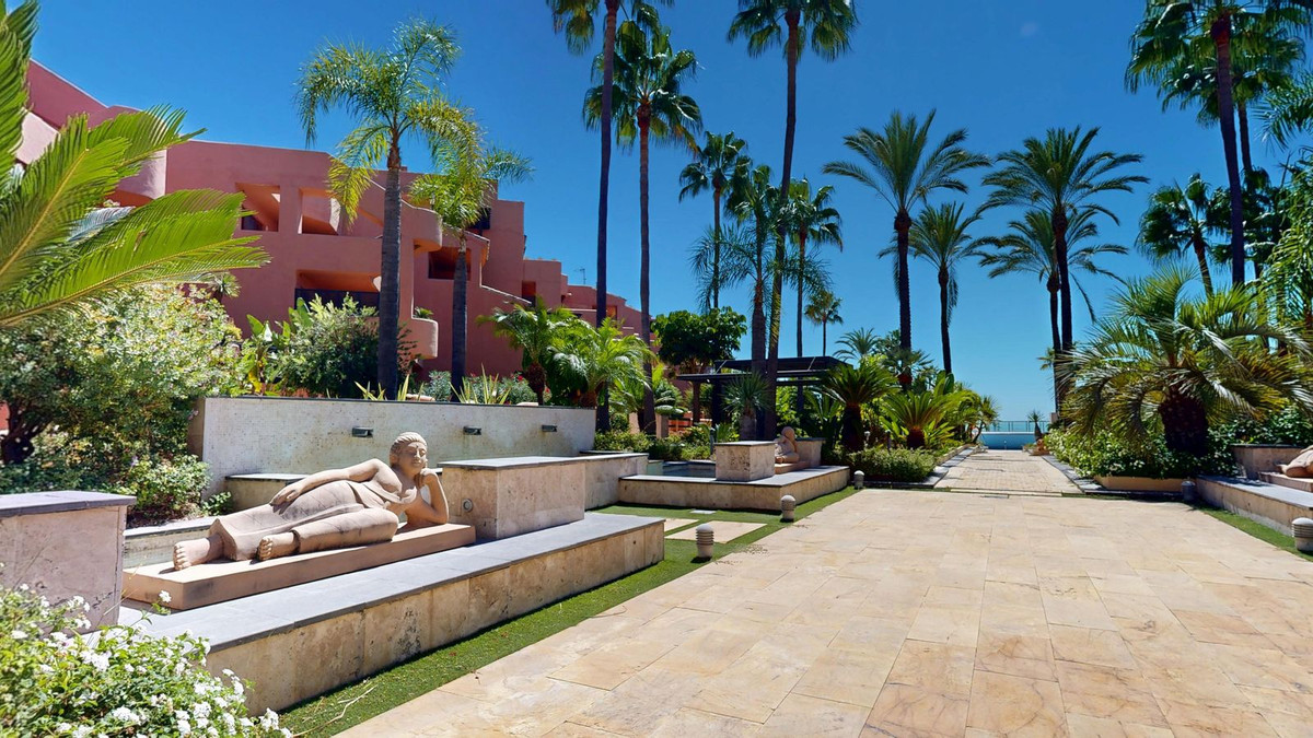 2 Bed Apartment for sale in Estepona Costa Del Sol, Málaga, Spain