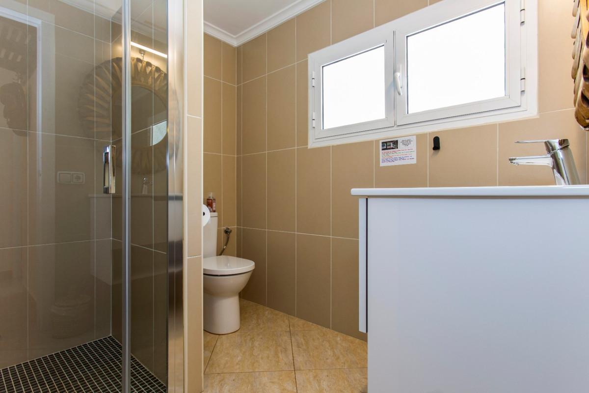 Se vende Villa - Chalet de 4 dormitorios en Costa Blanca, Alicante, España