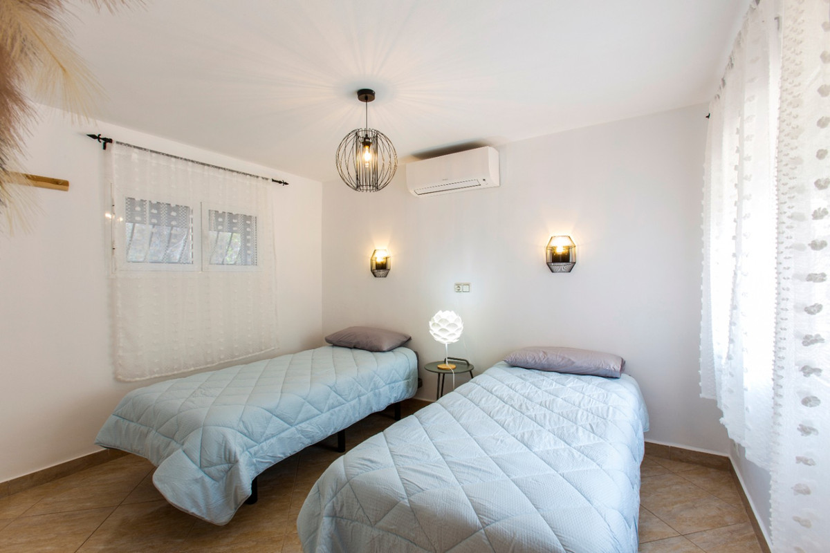 Se vende Villa - Chalet de 4 dormitorios en Costa Blanca, Alicante, España