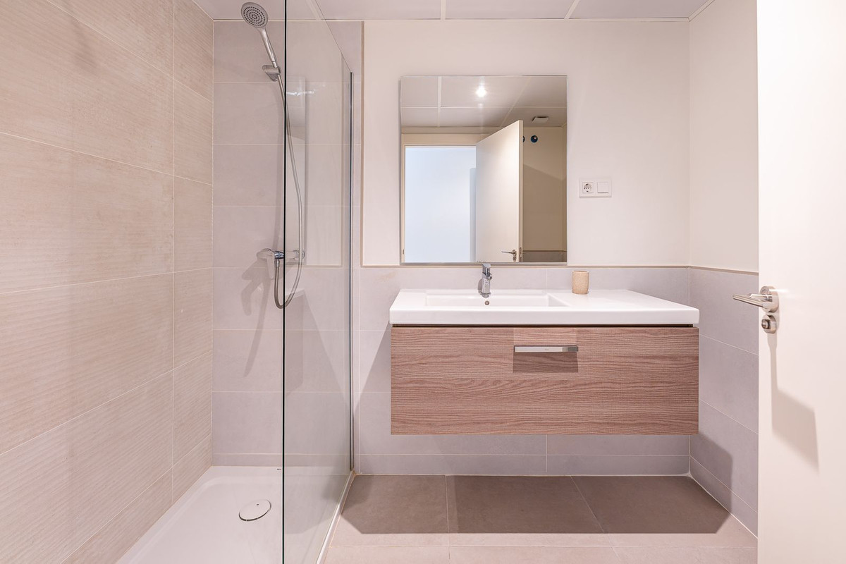 Se vende Apartamento Planta Media de 2 dormitorios en Costa Del Sol, Málaga, España