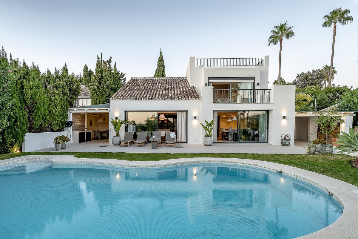 4 Bed Townhouse for sale in Nueva Andalucía Costa Del Sol, Málaga, Spain