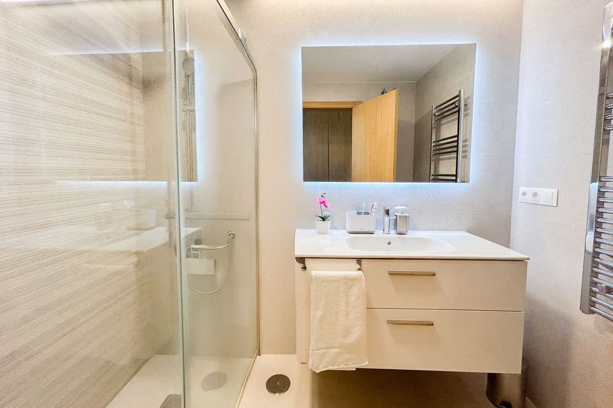Se vende Apartamento Planta Media de 2 dormitorios en Costa Del Sol, Málaga, España