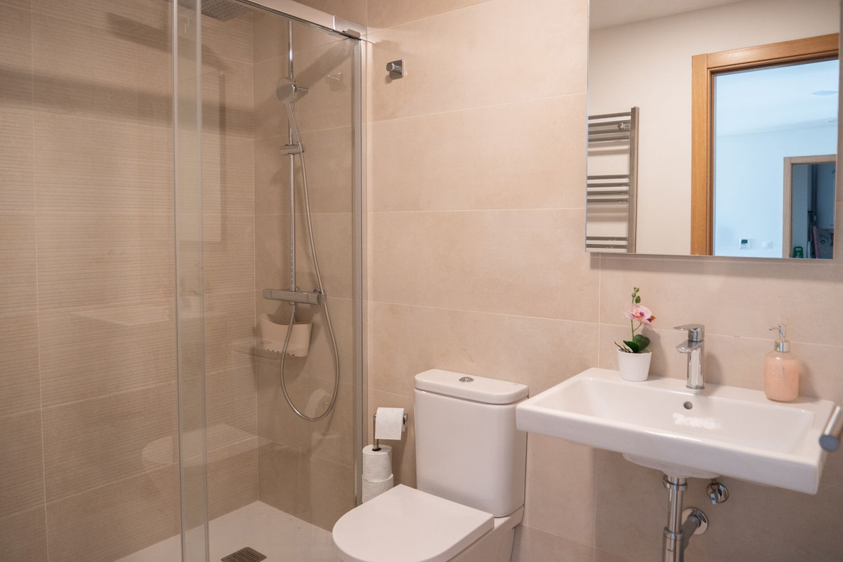Se vende Apartamento Planta Media de 2 dormitorios en Costa Del Sol, Málaga, España