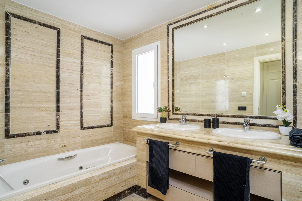 Se vende Apartamento Planta Media de 3 dormitorios en Costa Del Sol, Málaga, España