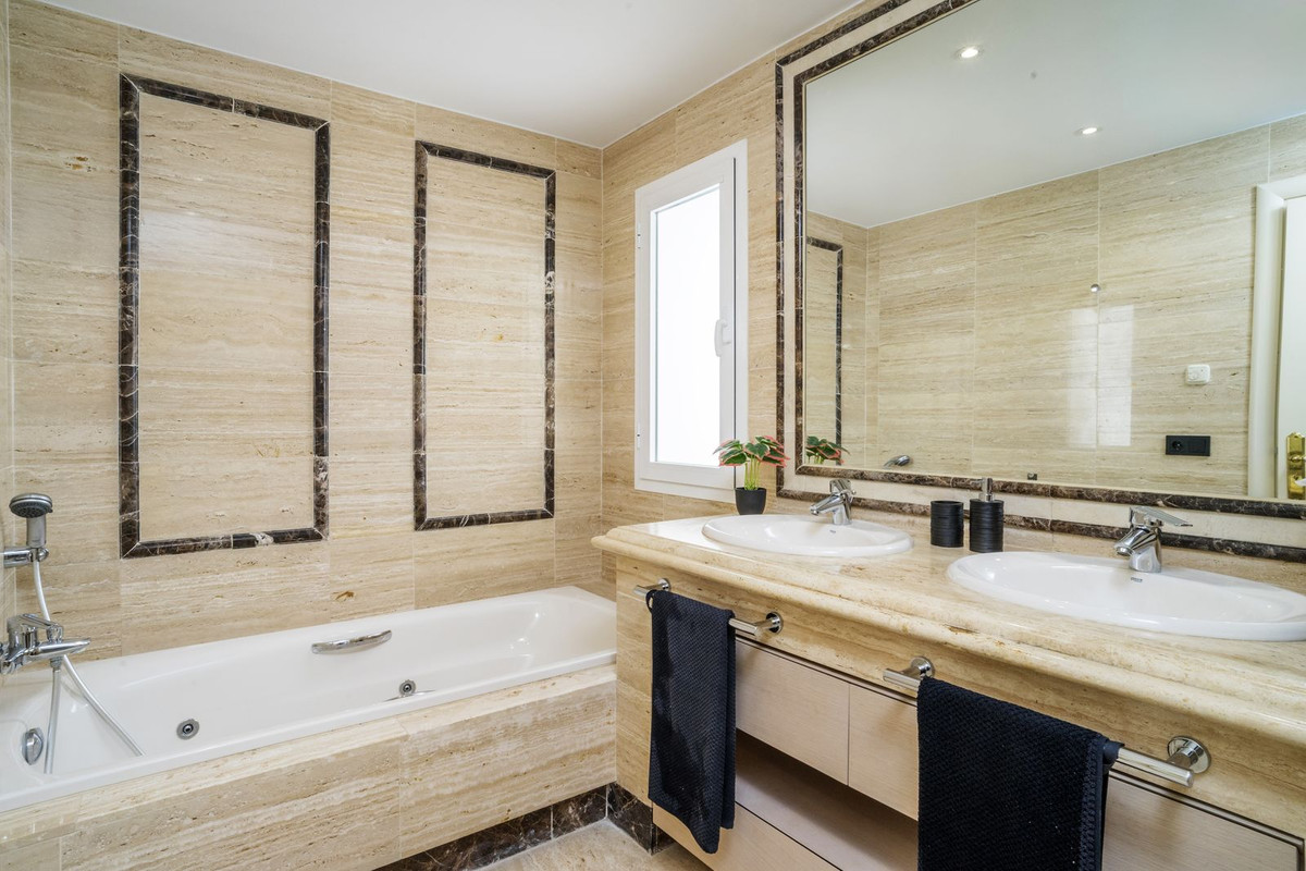 Se vende Apartamento Planta Media de 3 dormitorios en Costa Del Sol, Málaga, España