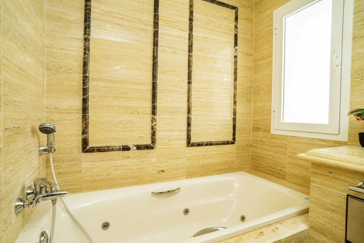 Se vende Apartamento Planta Media de 3 dormitorios en Costa Del Sol, Málaga, España