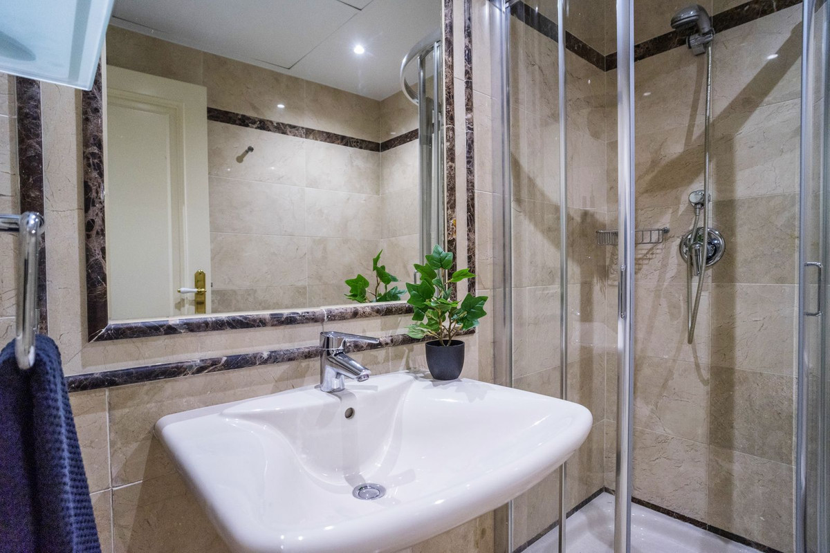 Se vende Apartamento Planta Media de 3 dormitorios en Costa Del Sol, Málaga, España