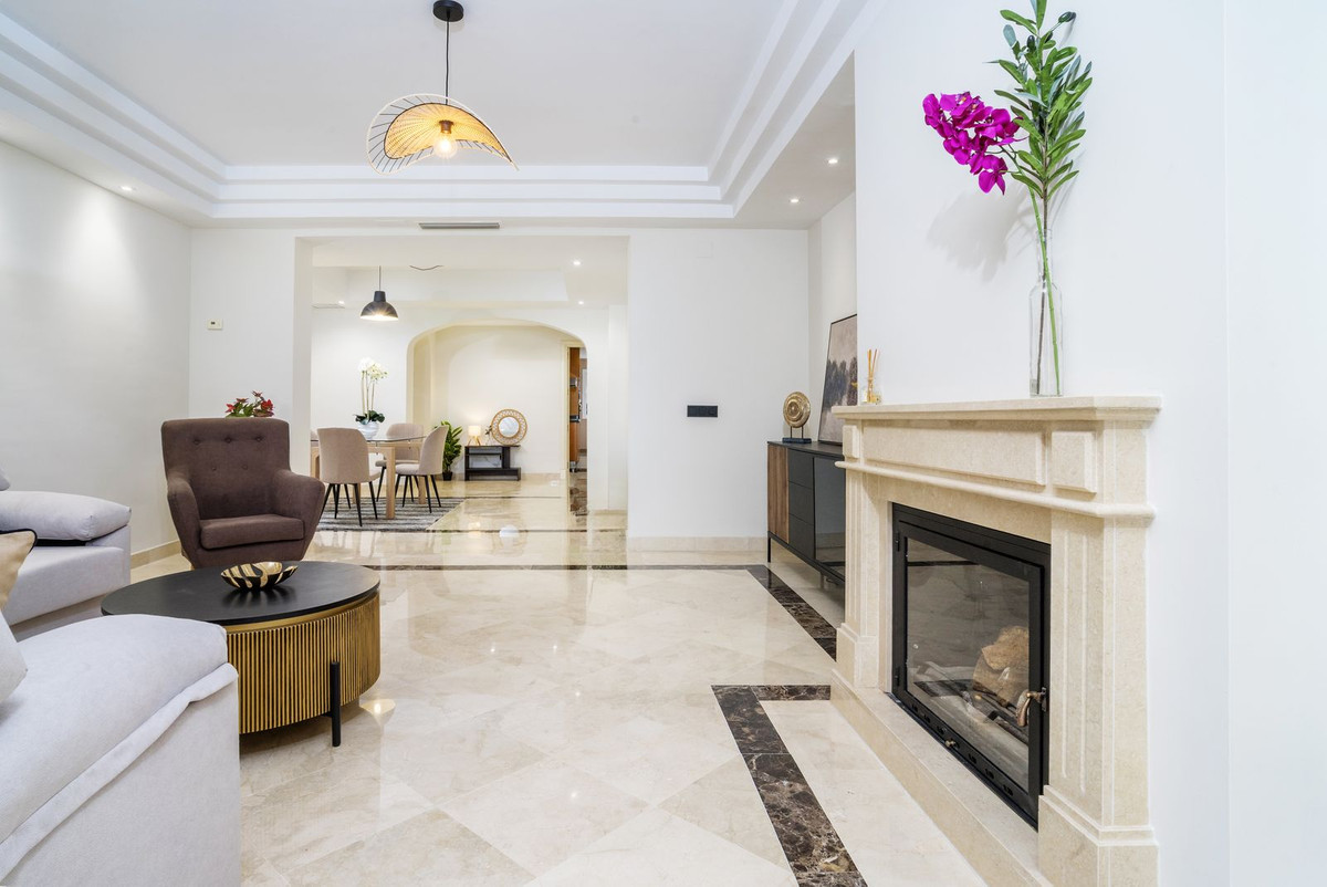 3 Bed Apartment for sale in Marbella Costa Del Sol, Málaga, Spain
