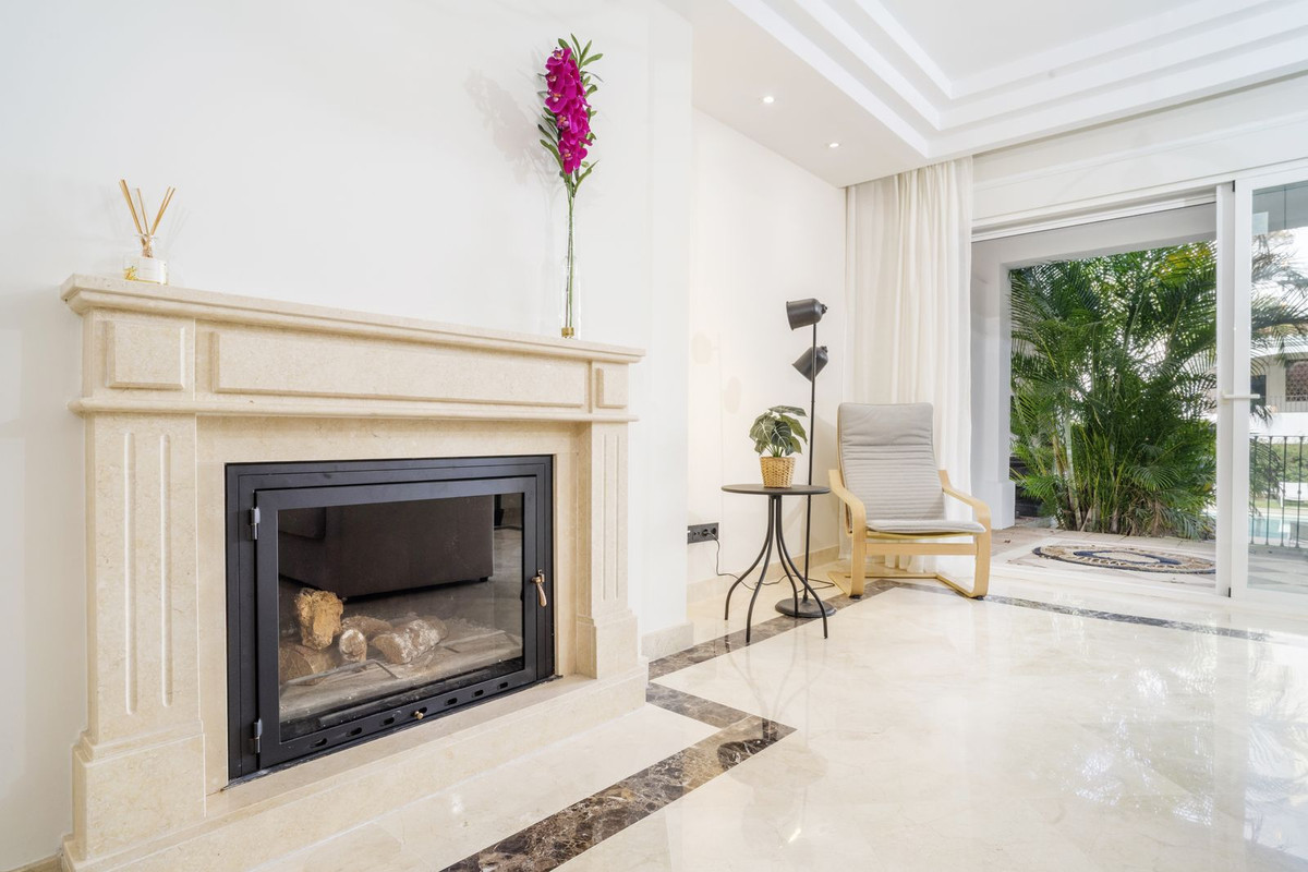 3 Bed Apartment for sale in Marbella Costa Del Sol, Málaga, Spain