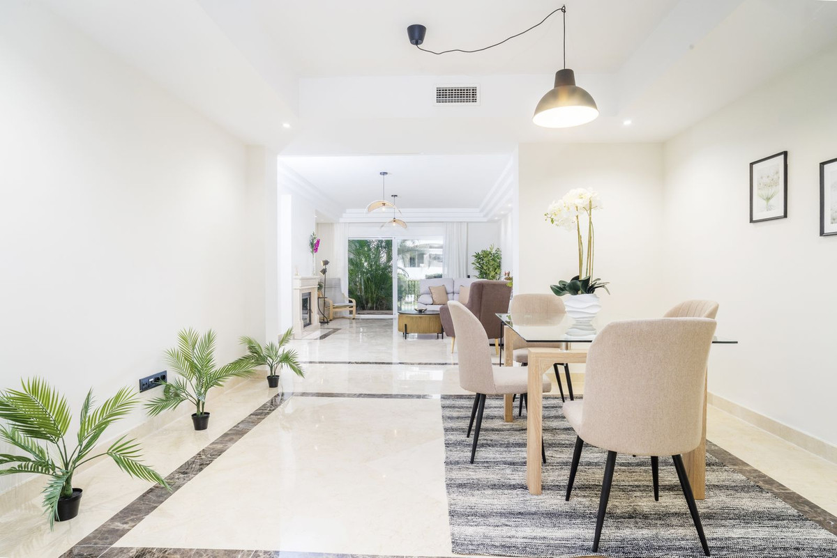 3 Bed Apartment for sale in Marbella Costa Del Sol, Málaga, Spain