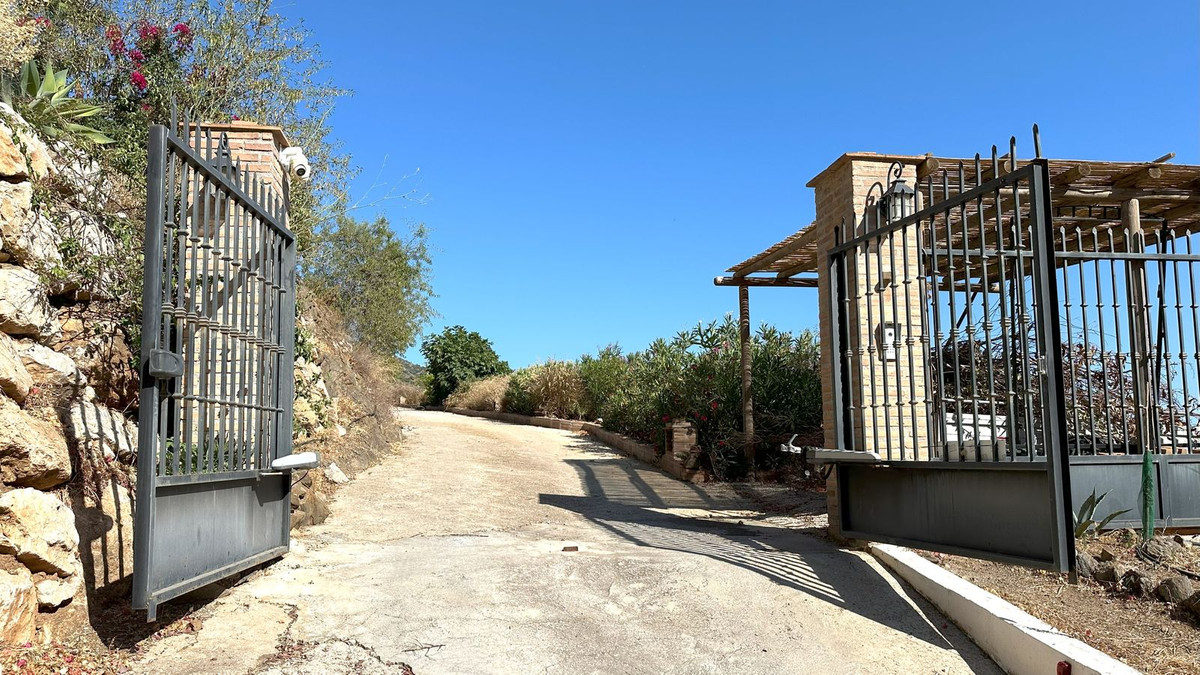 3 Bed Townhouse for sale in Arenas Costa Del Sol East, Málaga, Spain