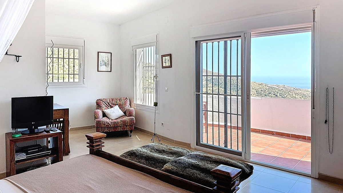 3 Bed Townhouse for sale in Arenas Costa Del Sol East, Málaga, Spain