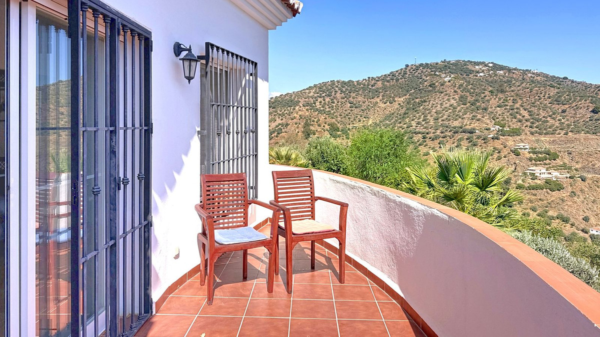 3 Bed Townhouse for sale in Arenas Costa Del Sol East, Málaga, Spain