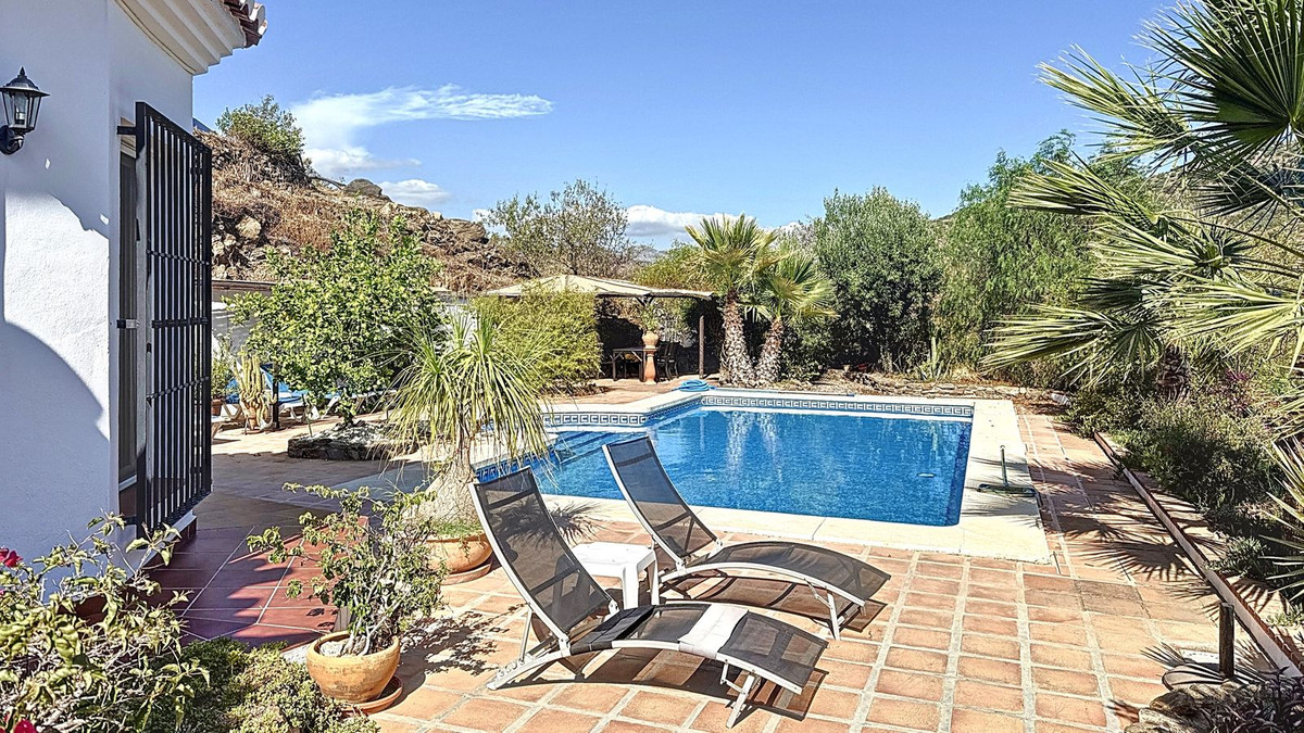 3 Bed Townhouse for sale in Arenas Costa Del Sol East, Málaga, Spain
