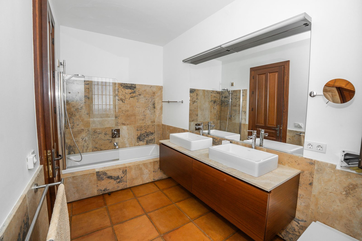 Se vende Villa - Chalet de 4 dormitorios en Costa Del Sol, Málaga, España