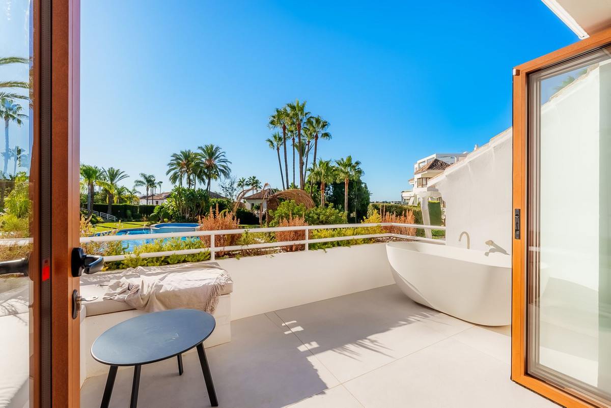 4 Bed Apartment for sale in Nueva Andalucía Costa Del Sol, Málaga, Spain