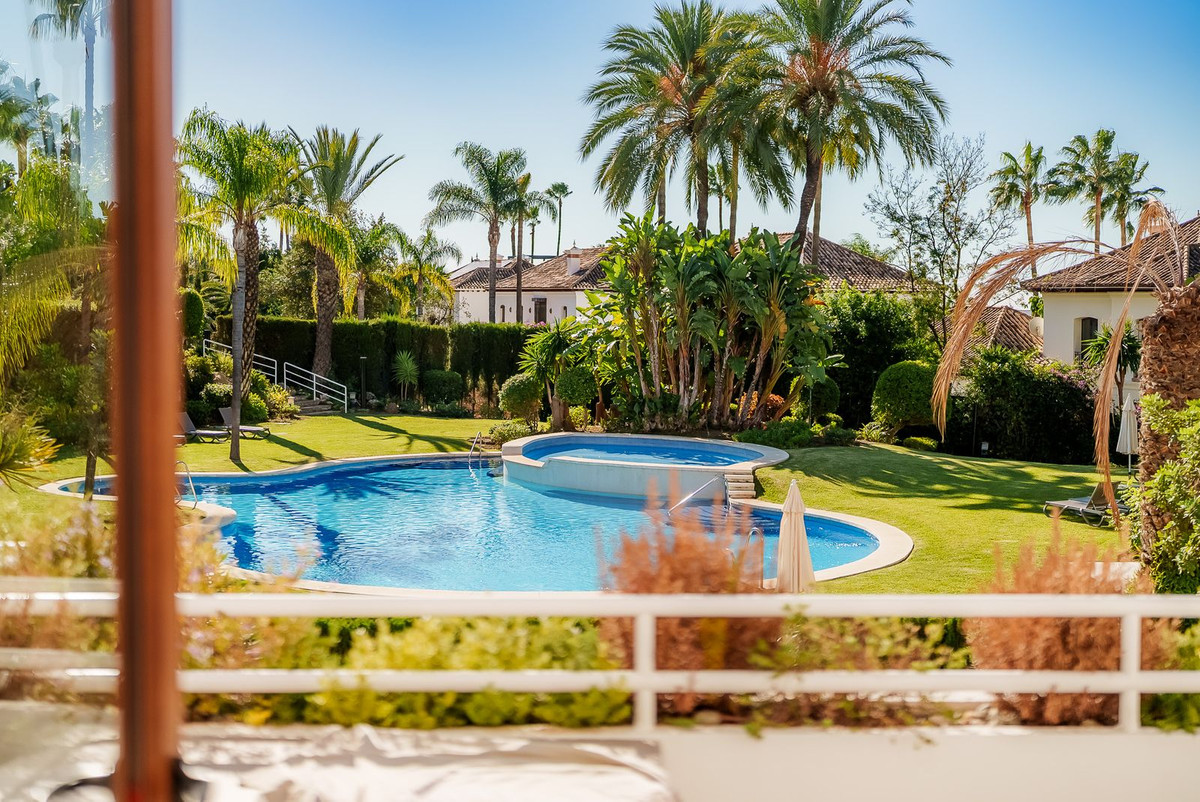 4 Bed Apartment for sale in Nueva Andalucía Costa Del Sol, Málaga, Spain