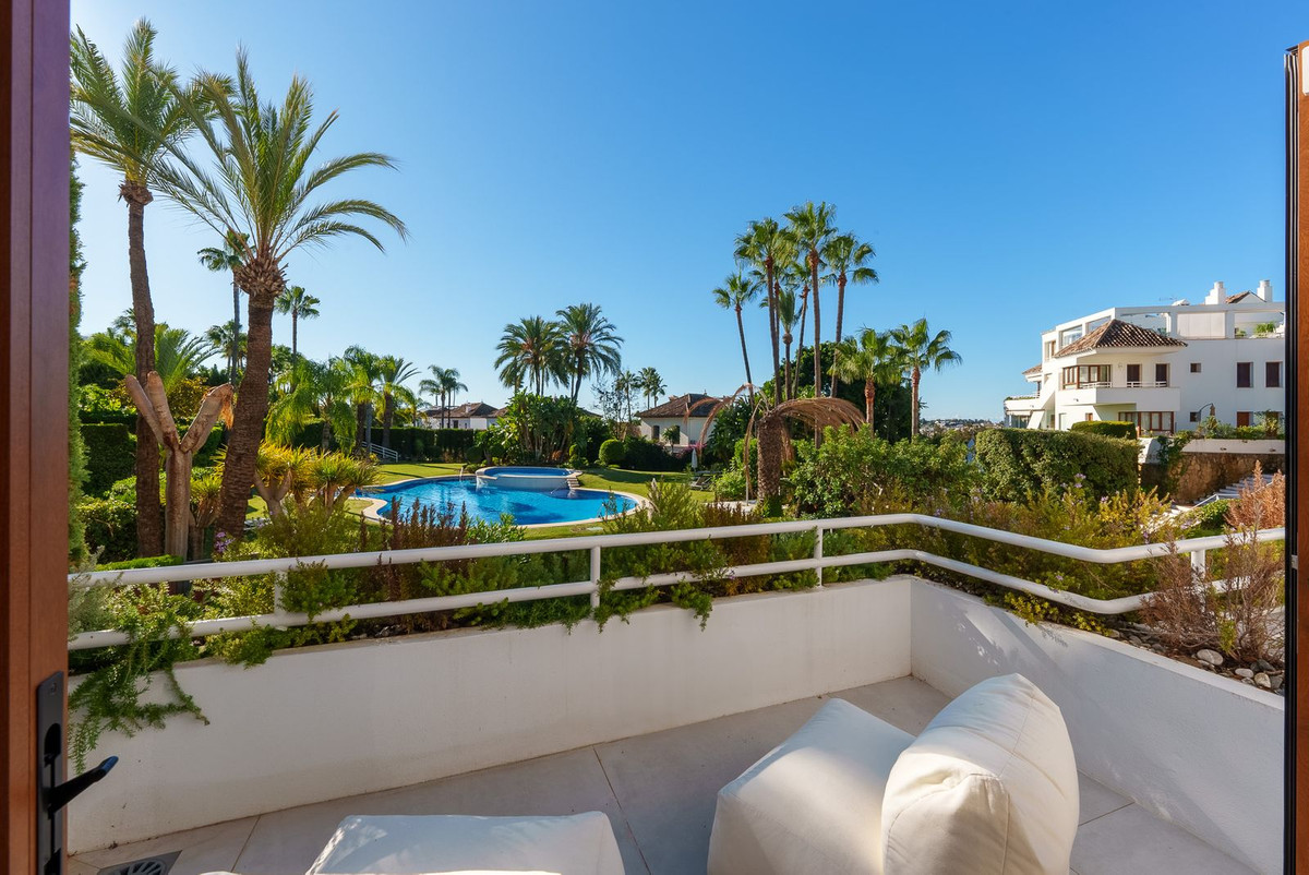 4 Bed Apartment for sale in Nueva Andalucía Costa Del Sol, Málaga, Spain