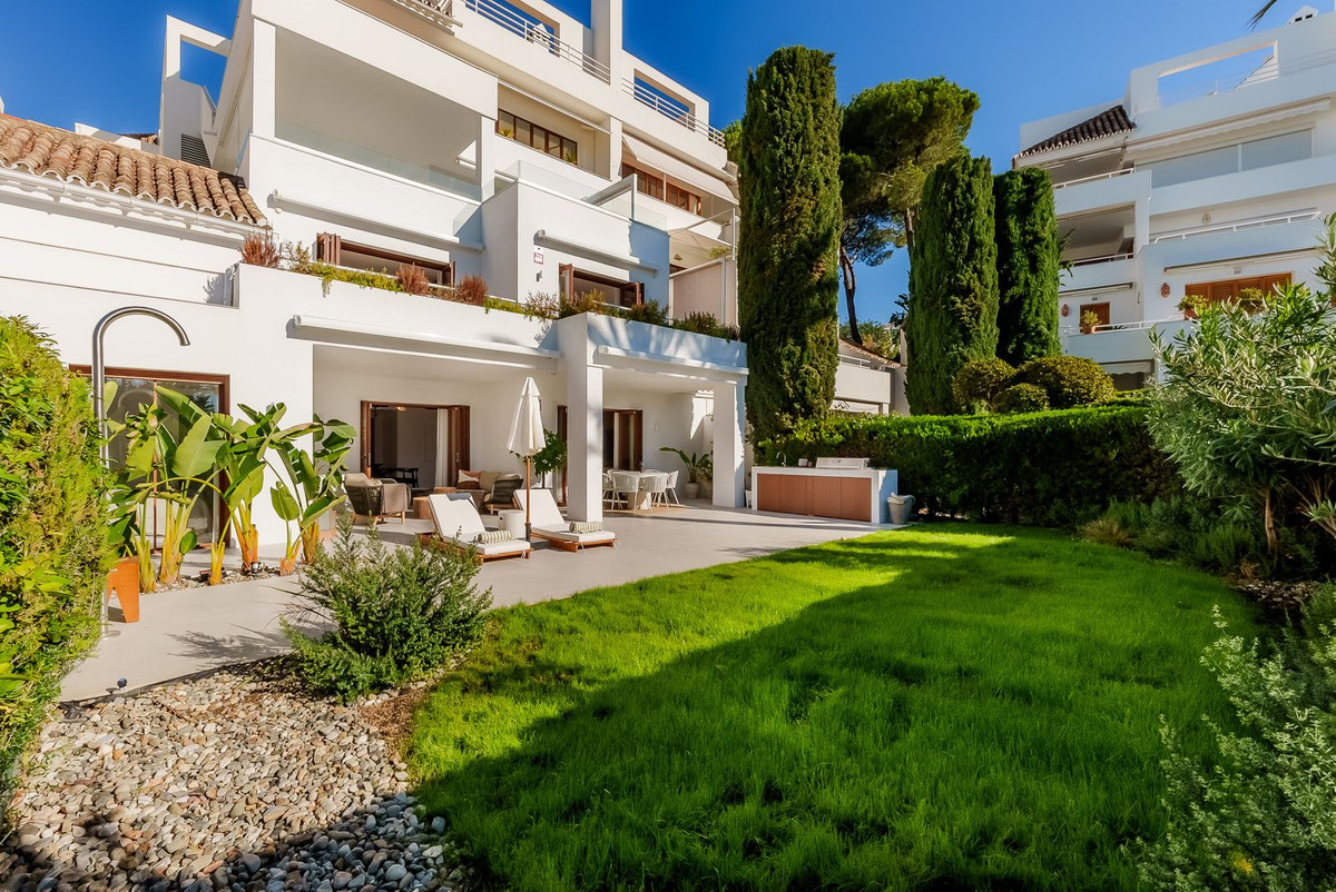 4 Bed Apartment for sale in Nueva Andalucía Costa Del Sol, Málaga, Spain