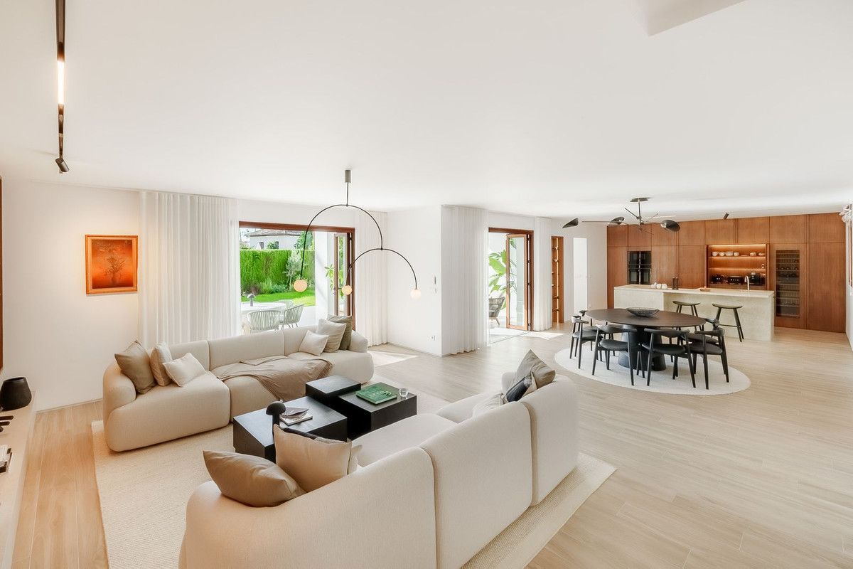 4 Bed Apartment for sale in Nueva Andalucía Costa Del Sol, Málaga, Spain
