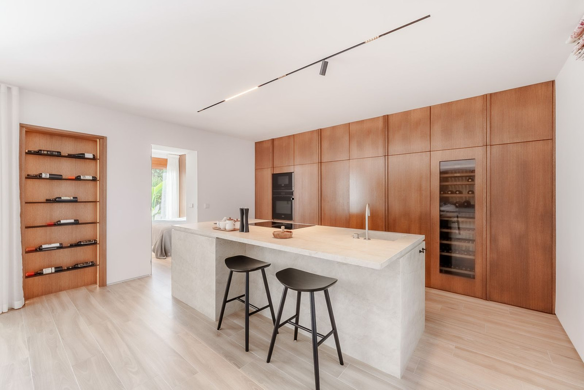 4 Bed Apartment for sale in Nueva Andalucía Costa Del Sol, Málaga, Spain