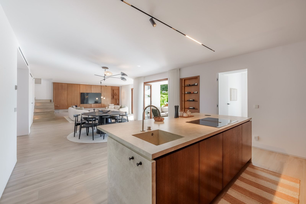 4 Bed Apartment for sale in Nueva Andalucía Costa Del Sol, Málaga, Spain