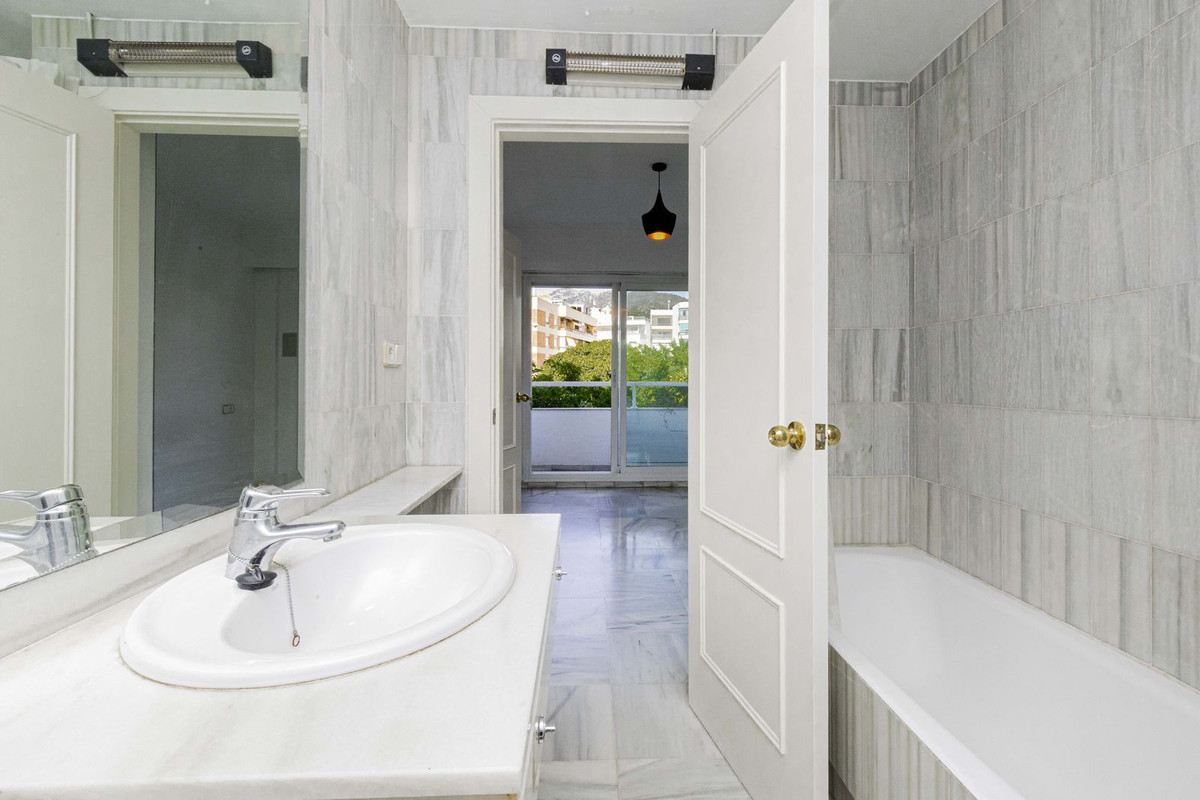 3 Bed Apartment for sale in Marbella Costa Del Sol, Málaga, Spain