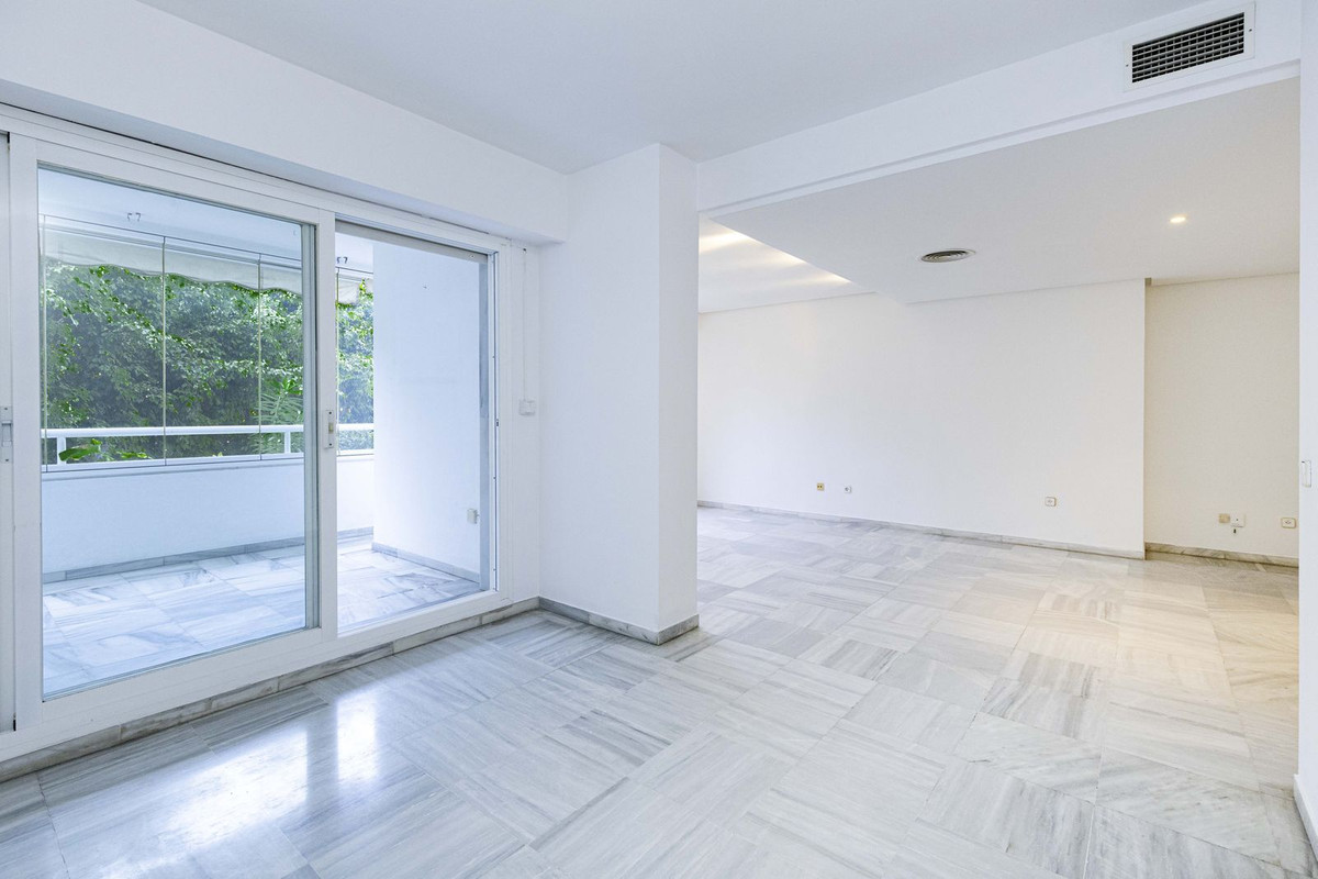3 Bed Apartment for sale in Marbella Costa Del Sol, Málaga, Spain