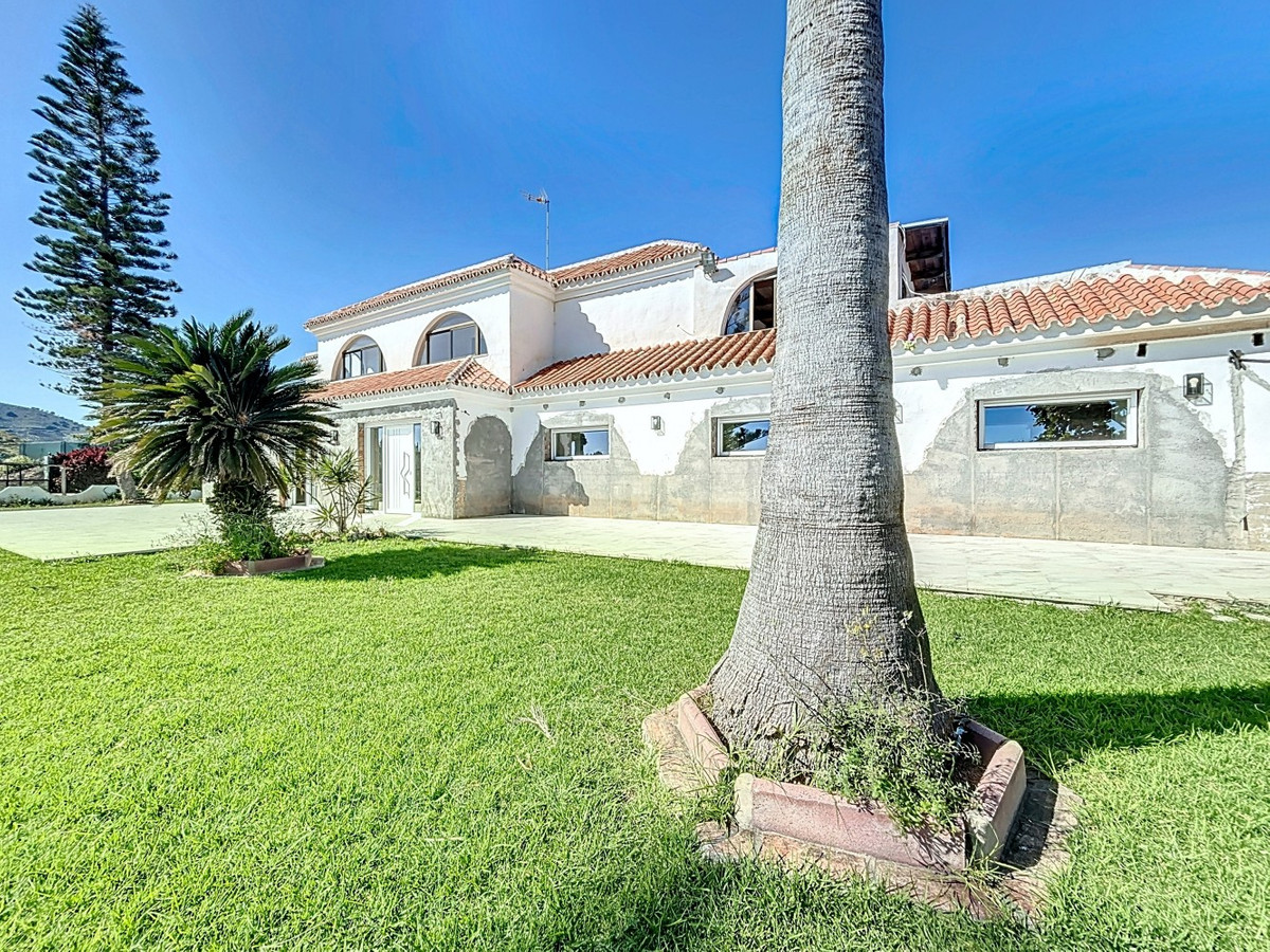 5 Bed Townhouse for sale in Almayate Costa Del Sol East, Málaga, Spain