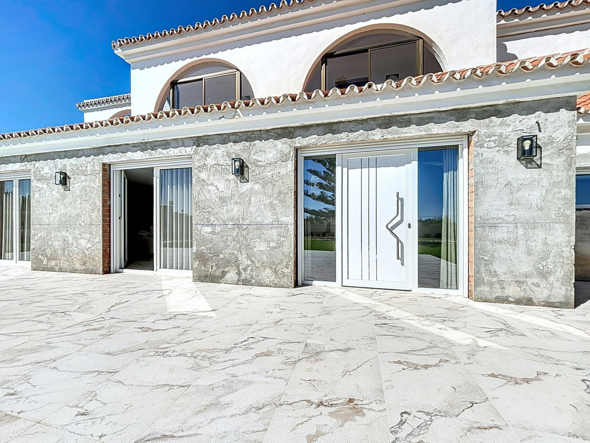 5 Bed Townhouse for sale in Almayate Costa Del Sol East, Málaga, Spain