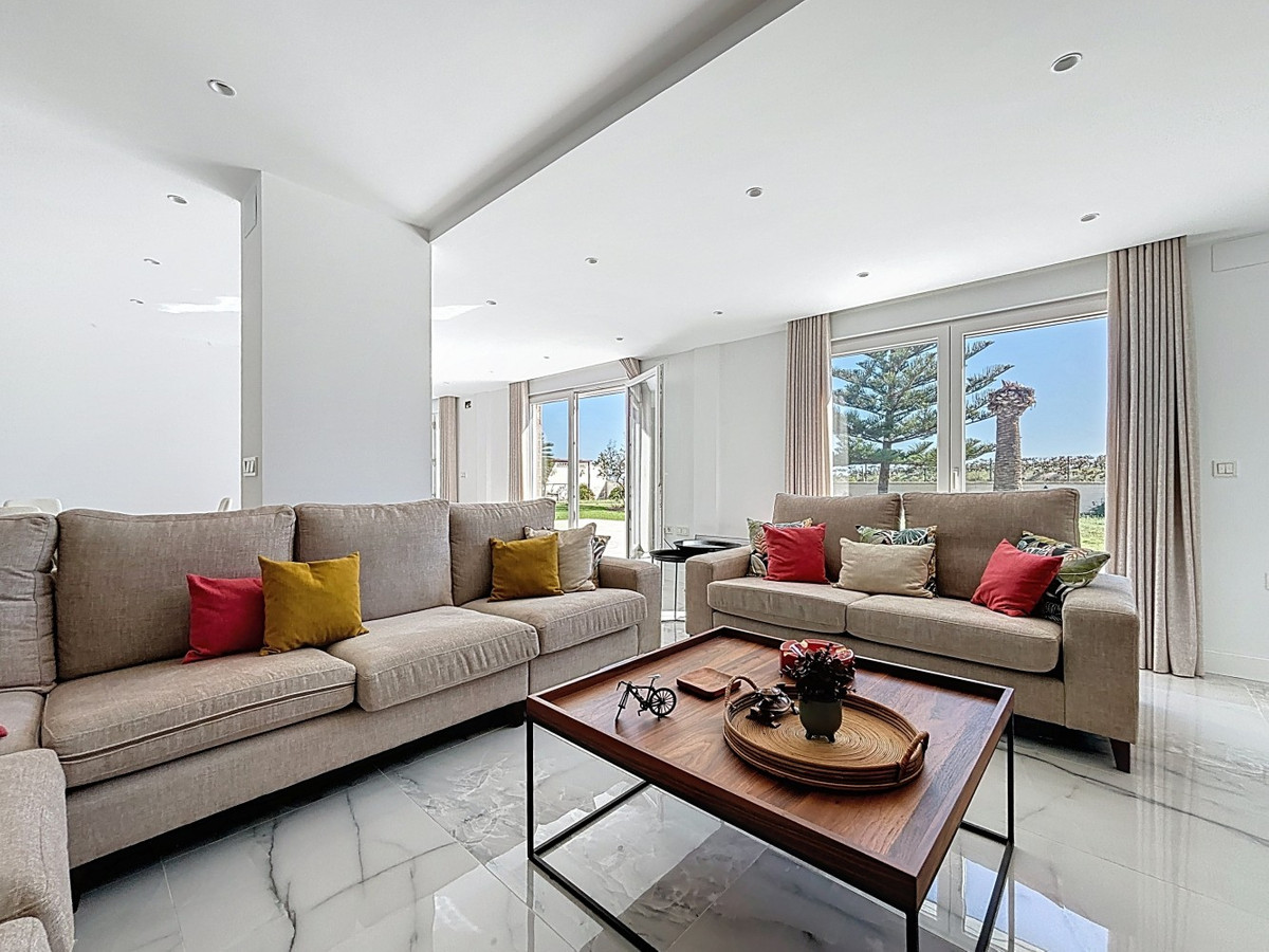 5 Bed Townhouse for sale in Almayate Costa Del Sol East, Málaga, Spain