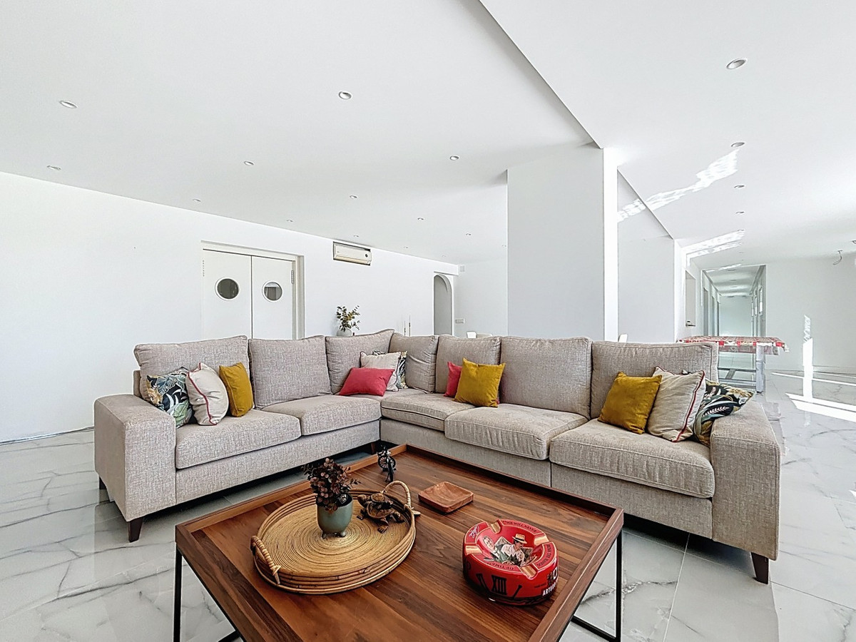 5 Bed Townhouse for sale in Almayate Costa Del Sol East, Málaga, Spain