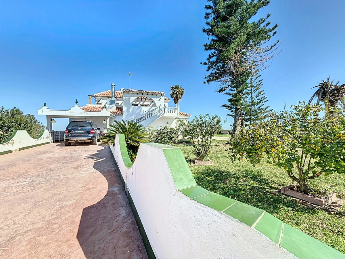 5 Bed Townhouse for sale in Almayate Costa Del Sol East, Málaga, Spain