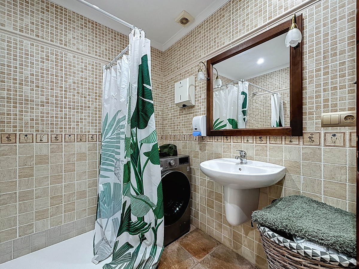 5 Bed Townhouse for sale in Almayate Costa Del Sol East, Málaga, Spain