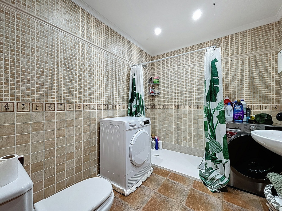5 Bed Townhouse for sale in Almayate Costa Del Sol East, Málaga, Spain