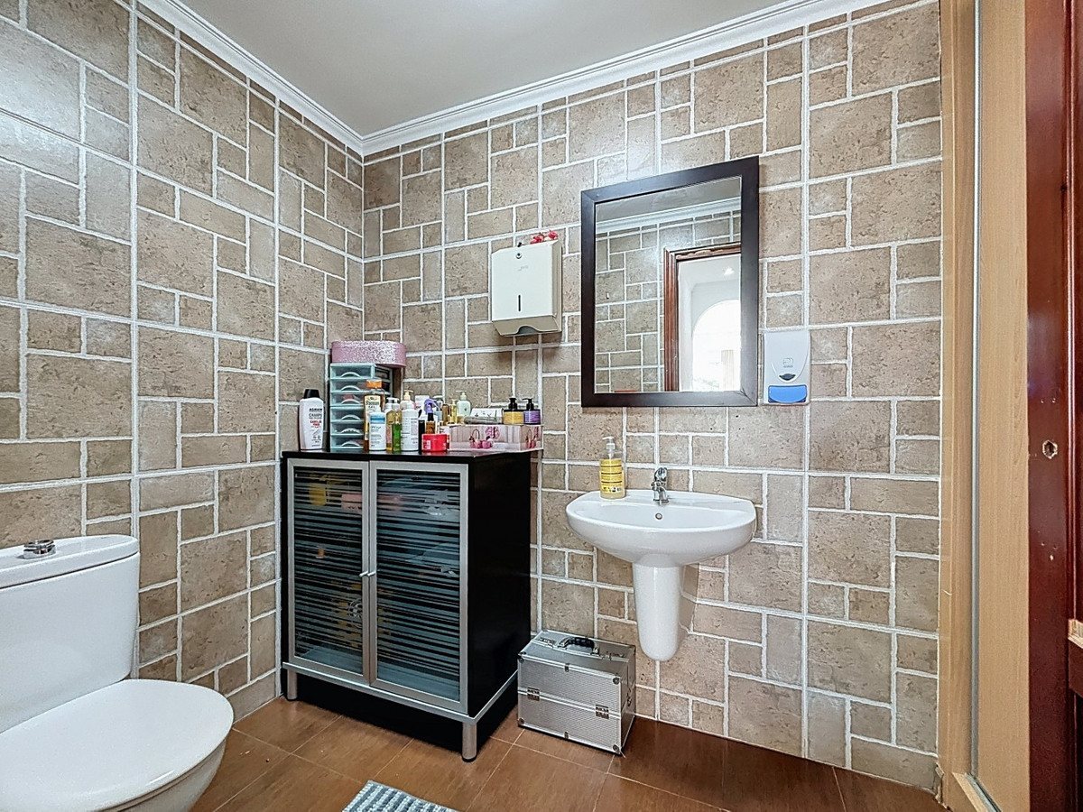 5 Bed Townhouse for sale in Almayate Costa Del Sol East, Málaga, Spain
