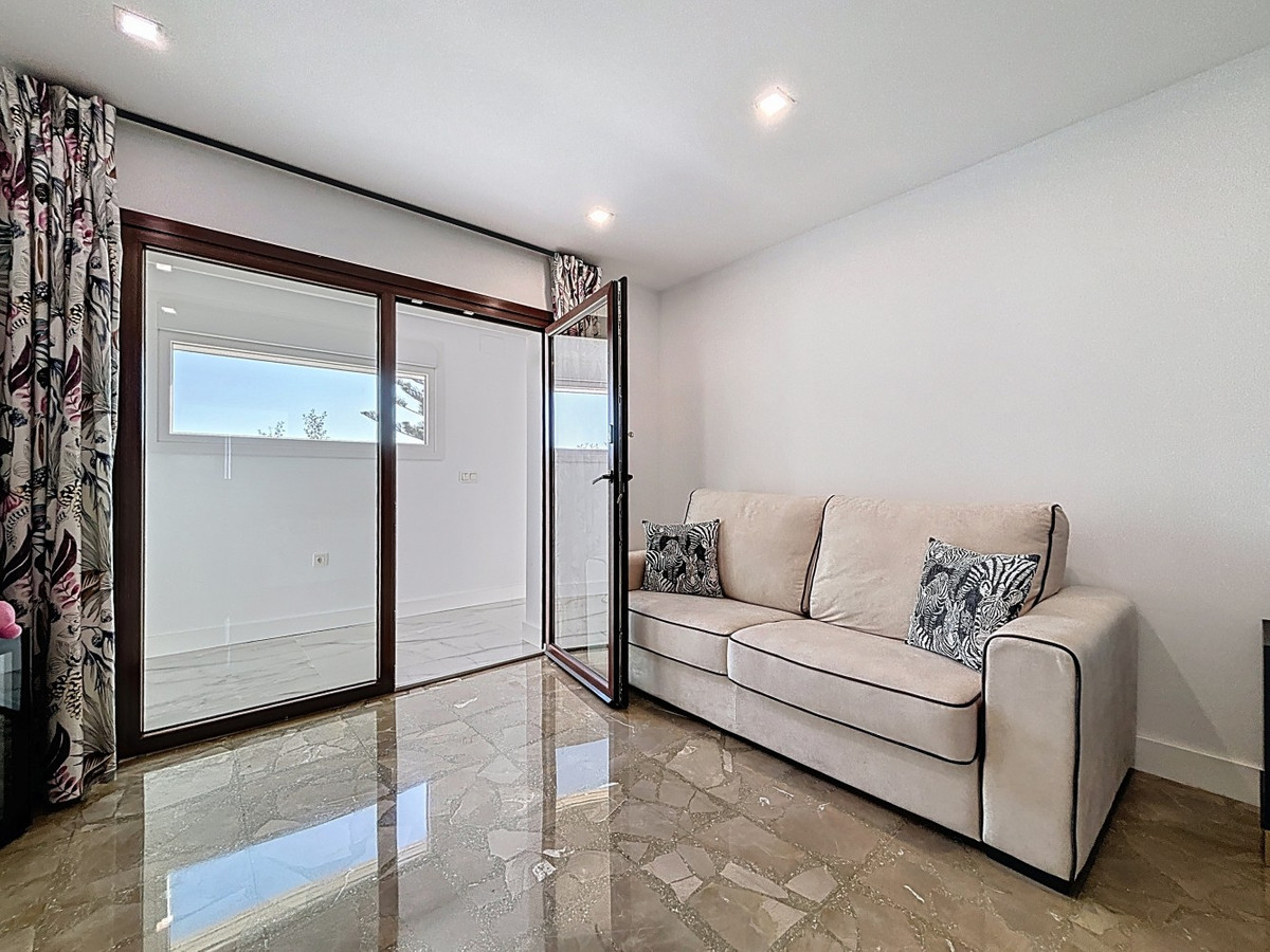 5 Bed Townhouse for sale in Almayate Costa Del Sol East, Málaga, Spain