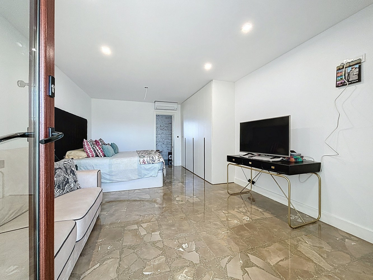 5 Bed Townhouse for sale in Almayate Costa Del Sol East, Málaga, Spain