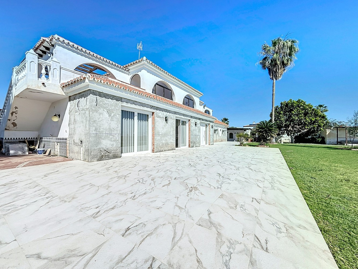 5 Bed Townhouse for sale in Almayate Costa Del Sol East, Málaga, Spain