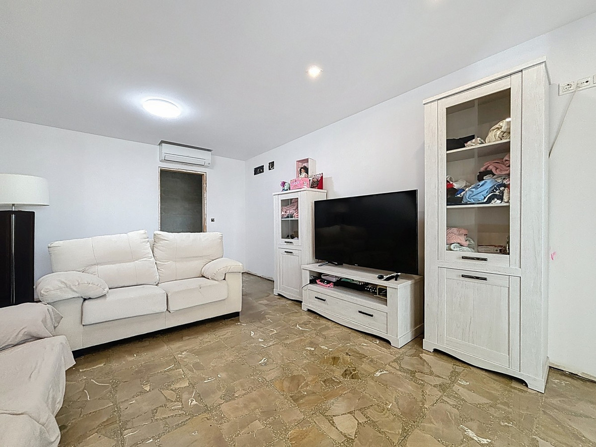 5 Bed Townhouse for sale in Almayate Costa Del Sol East, Málaga, Spain