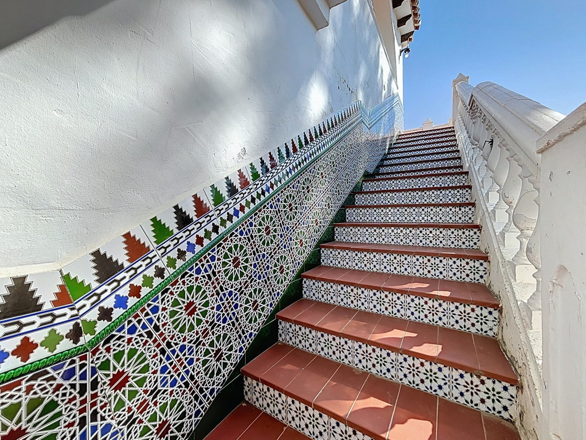 5 Bed Townhouse for sale in Almayate Costa Del Sol East, Málaga, Spain