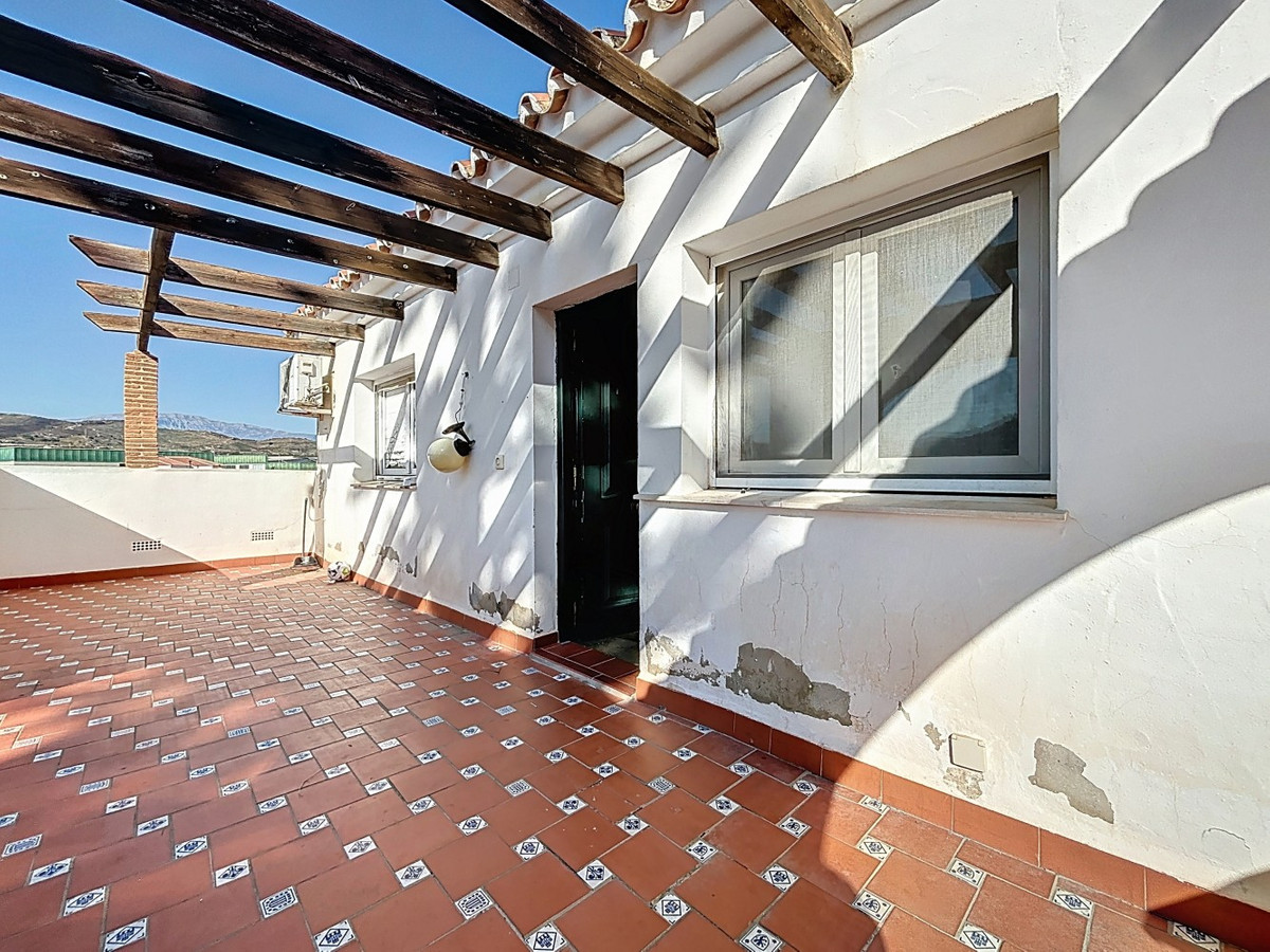 5 Bed Townhouse for sale in Almayate Costa Del Sol East, Málaga, Spain