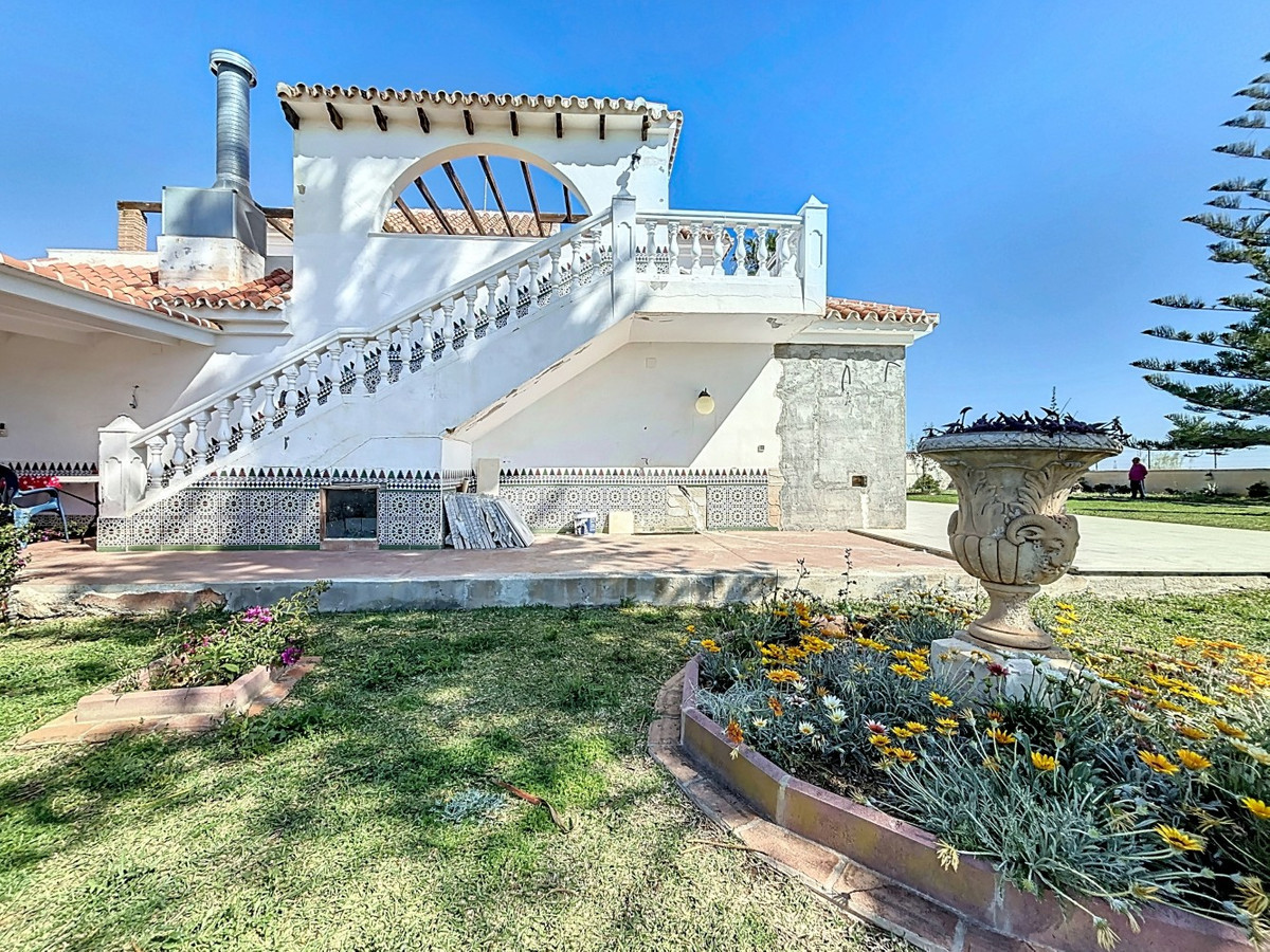 5 Bed Townhouse for sale in Almayate Costa Del Sol East, Málaga, Spain