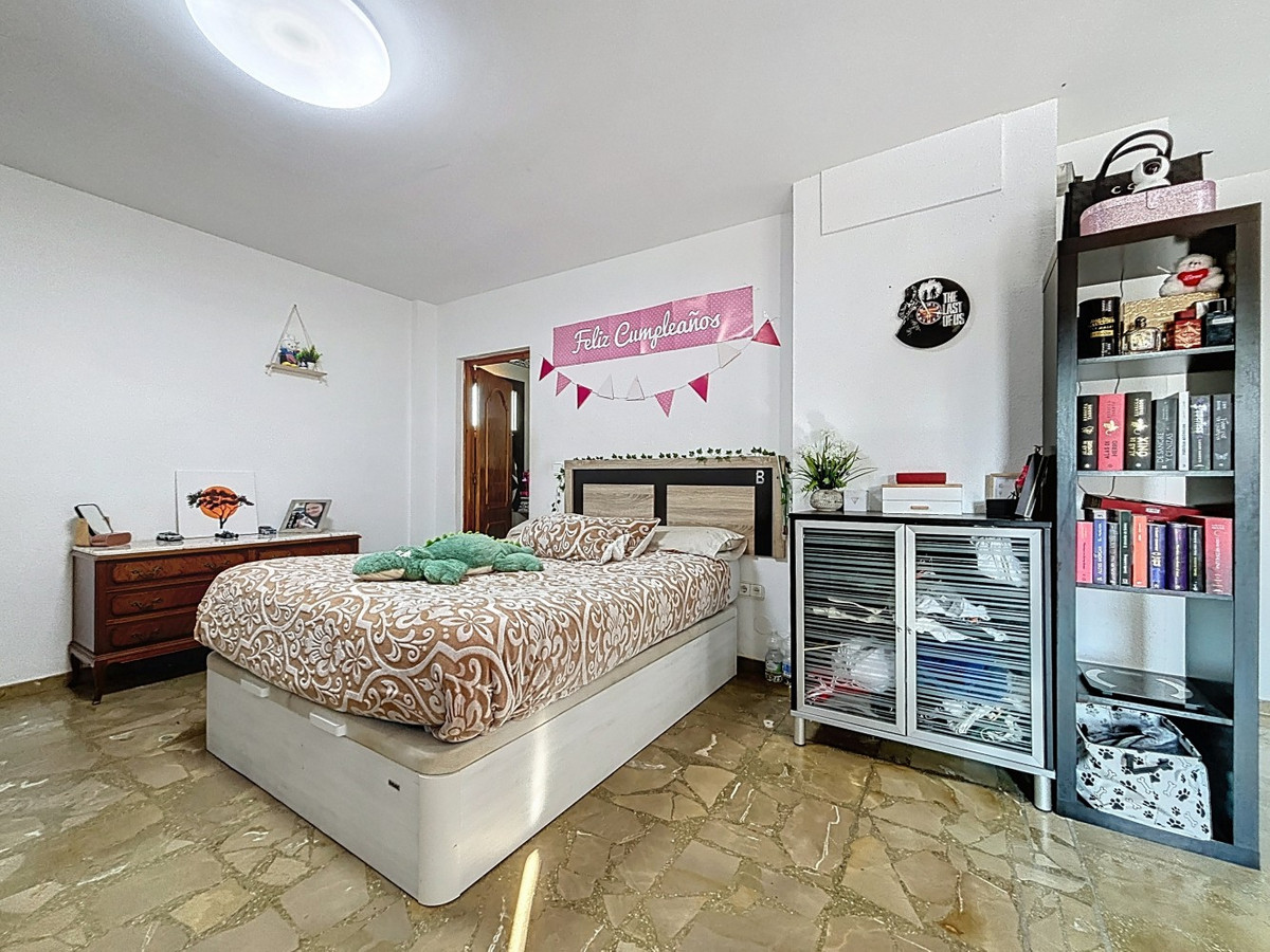 5 Bed Townhouse for sale in Almayate Costa Del Sol East, Málaga, Spain