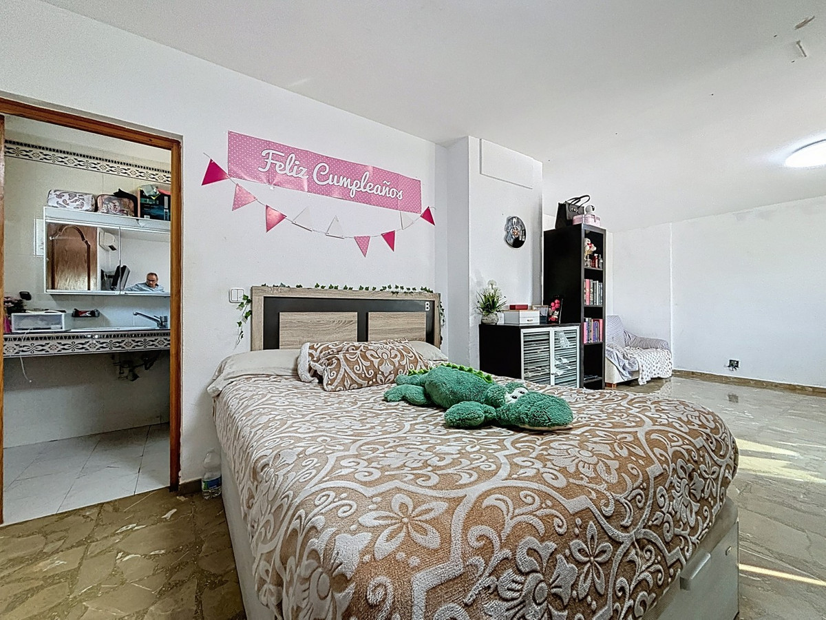 5 Bed Townhouse for sale in Almayate Costa Del Sol East, Málaga, Spain